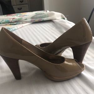 7.5 Tan Sofft 3 inch heels. One small scuff right shoe - not noticeable